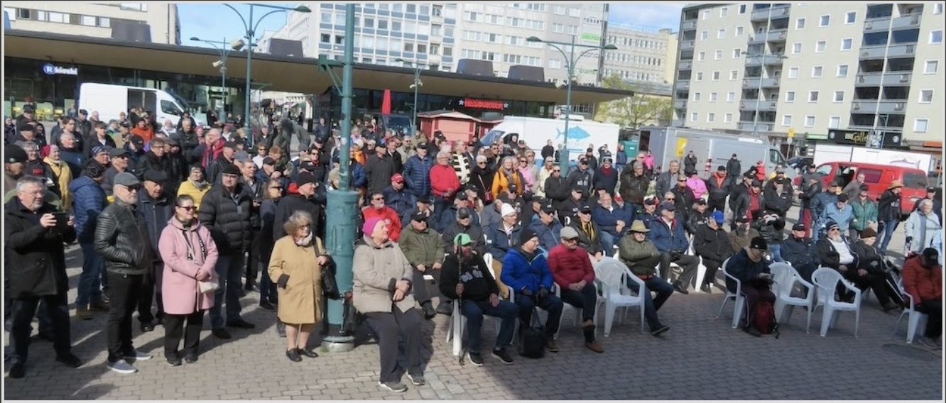 Markun kesäjulistus Porin torilla vuonna 2025 sai paljon yleisöä. (Markku-liiton arkisto)